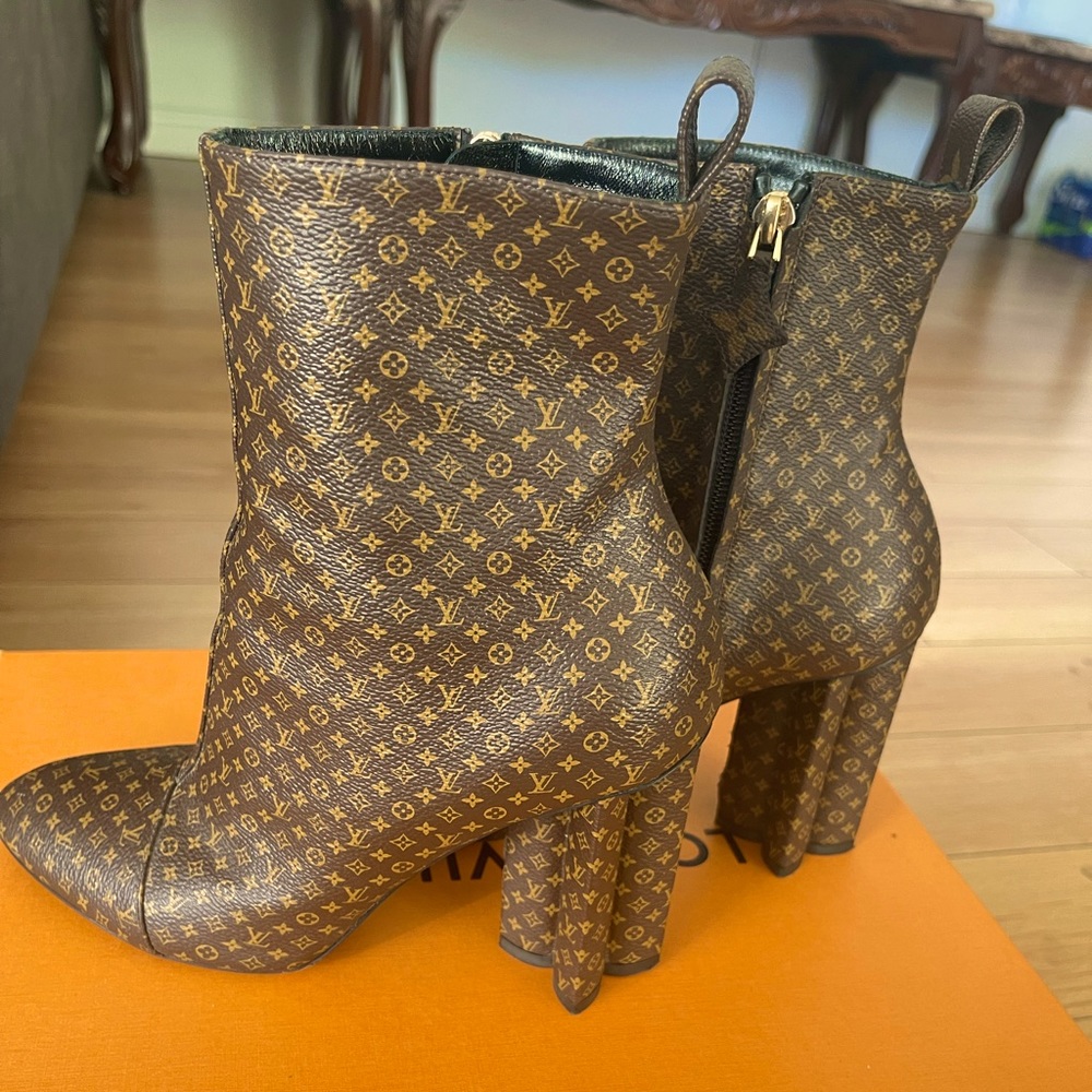 Louis Vuitton Monogram boots for women SILHOUETTE ANKLE BOOT. One time worn